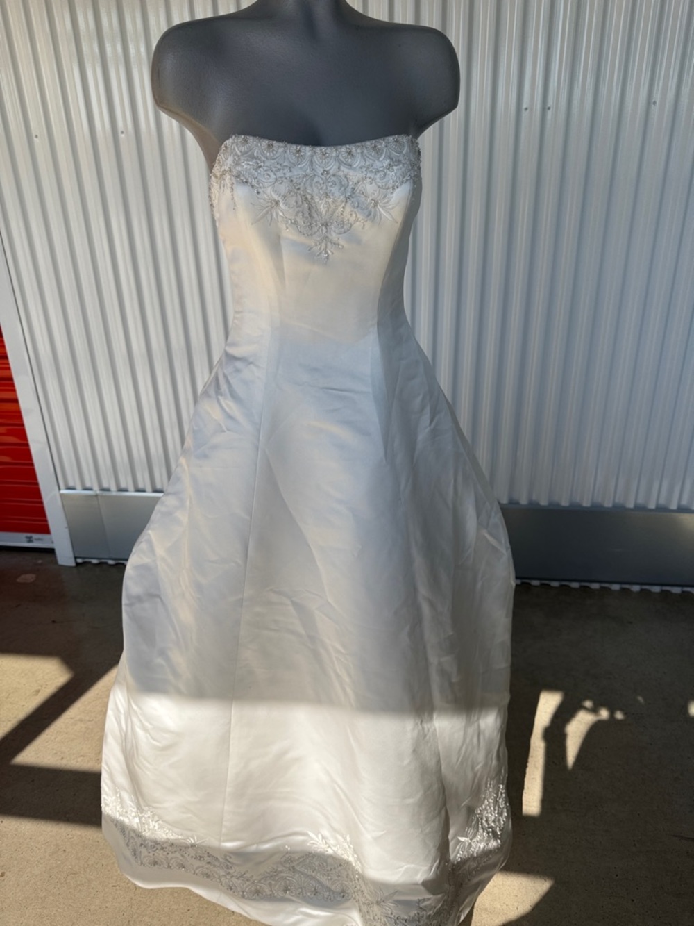2Be Bridal | Size 6 | Strapless Beaded Ivory Wedding Gown